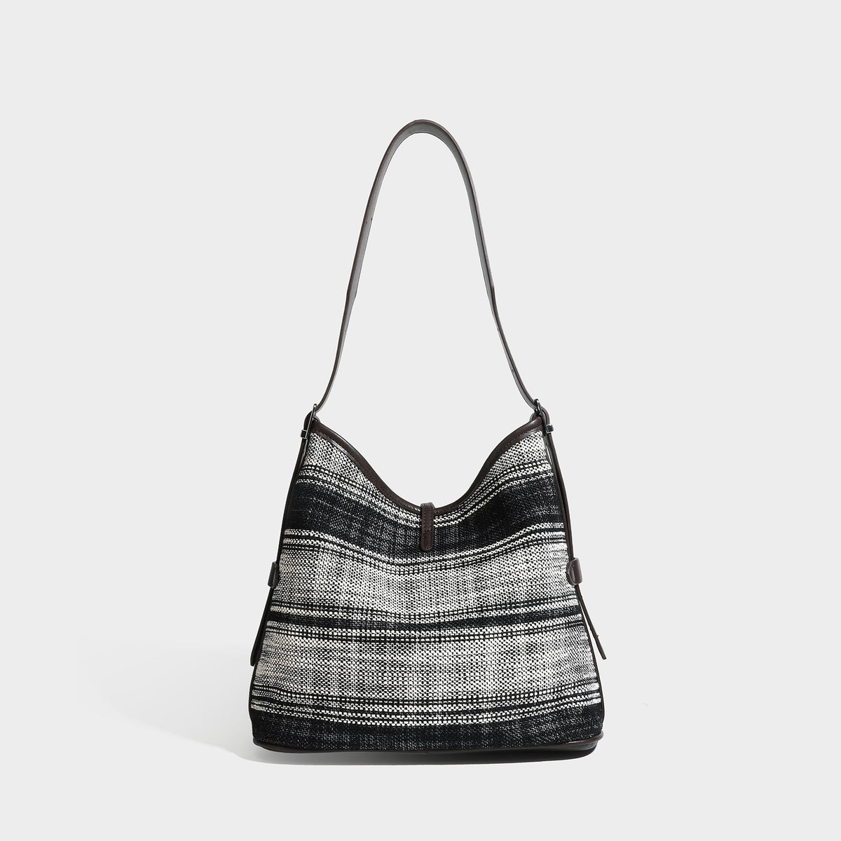 Schwarz-weiß karierte Hobo-Schultertasche aus gewebtem Material mit dunkelbrauner Einfassung in Lederoptik, Kordelzugverschluss und langem, verstellbarem