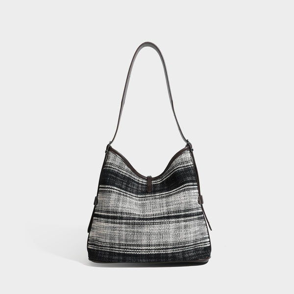 Schwarz-weiß karierte Hobo-Schultertasche aus gewebtem Material mit dunkelbrauner Einfassung in Lederoptik, Kordelzugverschluss und langem, verstellbarem