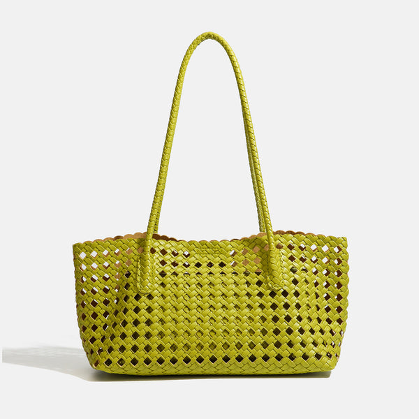 Limegrüne Tote-Bag aus offenem Flechtwerk mit langen geflochtenen Henkeln zum Tragen über der Schulter und gewelltem oberen Rand, Vorderansicht