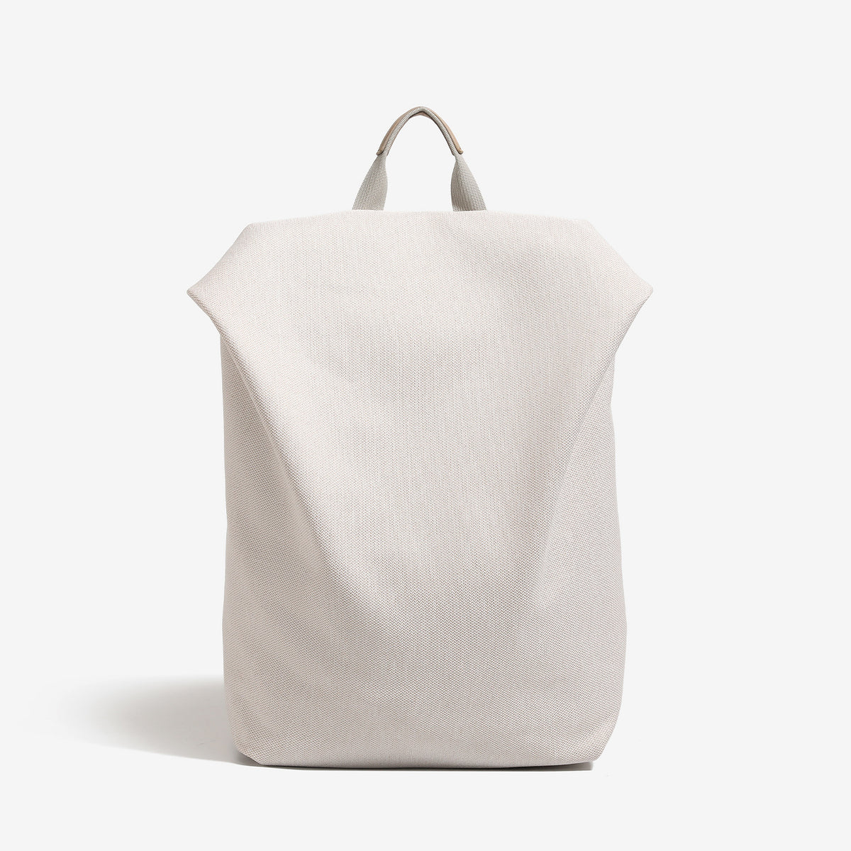 Minimalistischer matter Rucksack aus gewebtem Material mit kurzem Tragegriff und verstellbaren Schulterriemen, Detailansicht 7