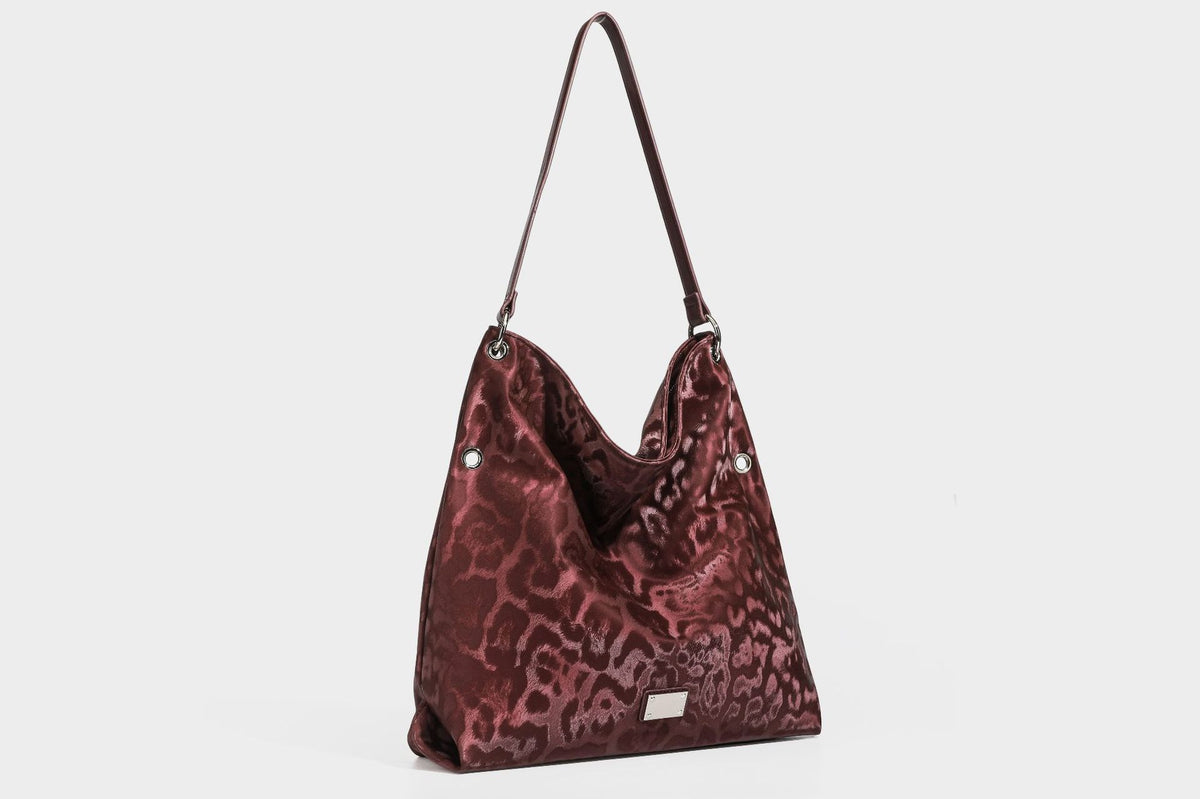 Locker fallende Hobo-Schultertasche mit Leopardenprint, glänzender Satinoptik, silberfarbenen Ringdetails und schmalem Schulterriemen