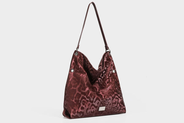 Locker fallende Hobo-Schultertasche mit Leopardenprint, glänzender Satinoptik, silberfarbenen Ringdetails und schmalem Schulterriemen