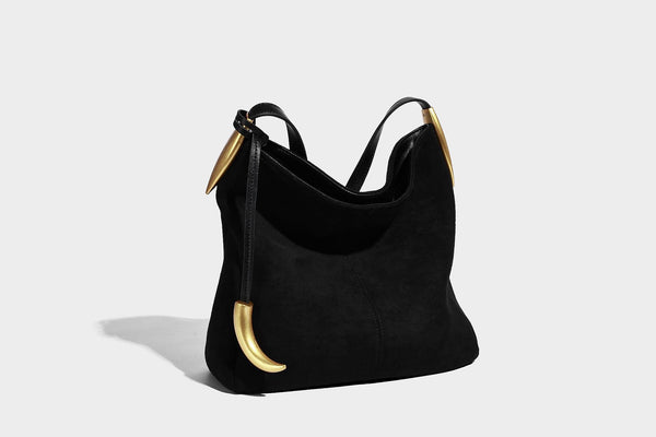 Beige-braune Hobo-Schultertasche mit lässiger Silhouette, matter Veloursleder-Optik, goldfarbenen halbmondförmigen Beschlägen und schmalem Schulterriemen, Detailaufnahme