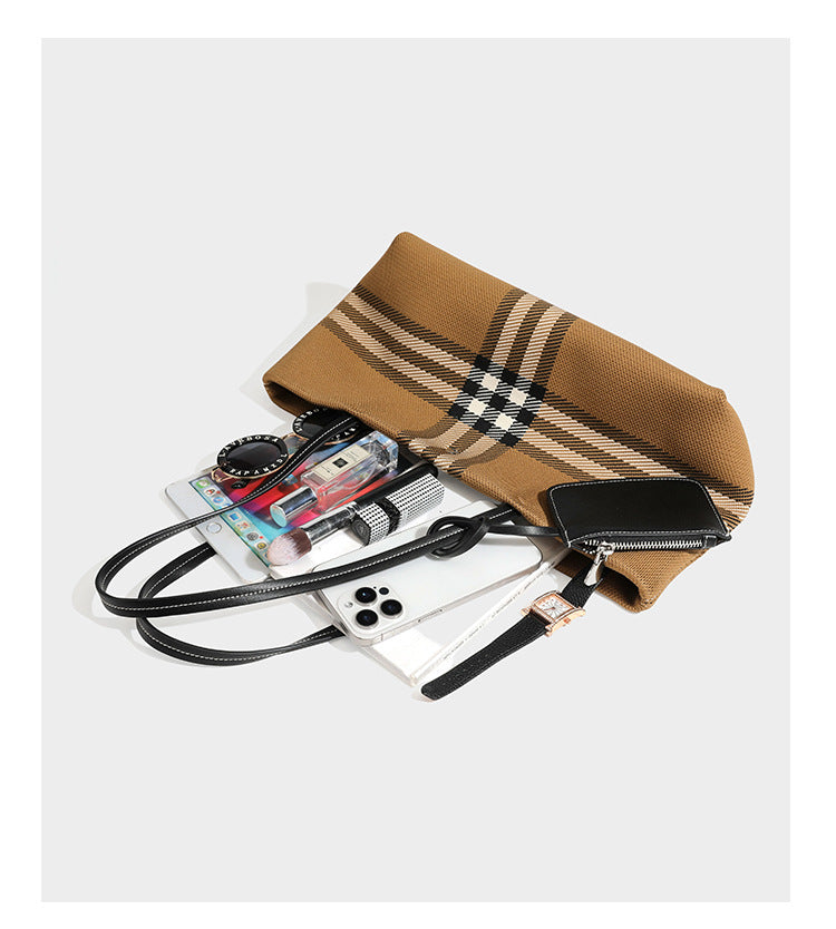 Strukturierte karierte Tote-Bag aus Webmaterial mit langen Schulterriemen in schwarzer Lederoptik und befestigter schwarzer Reißverschlusstasche, Detailansicht 13
