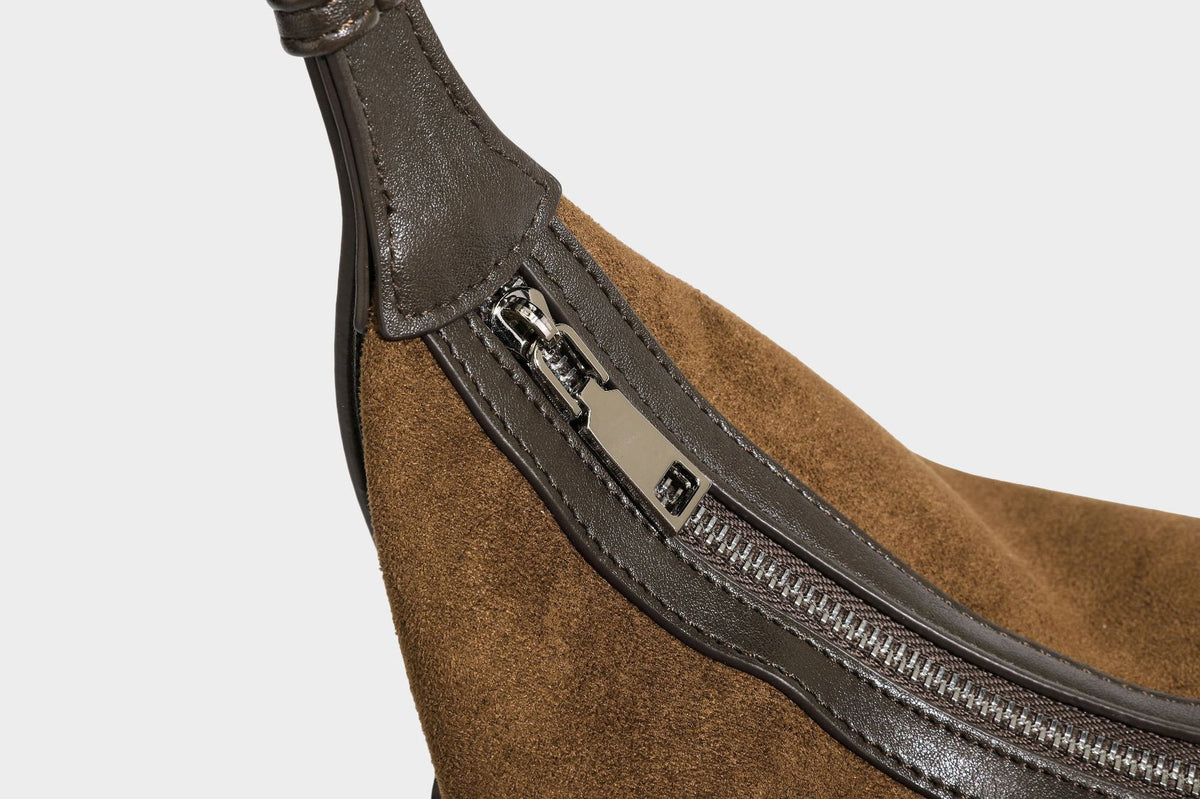 Lässige Hobo-Schultertasche in mattem Braun mit Velourslederoptik, dunklen glatten Besätzen, Reißverschluss oben und langem, verstellbarem
