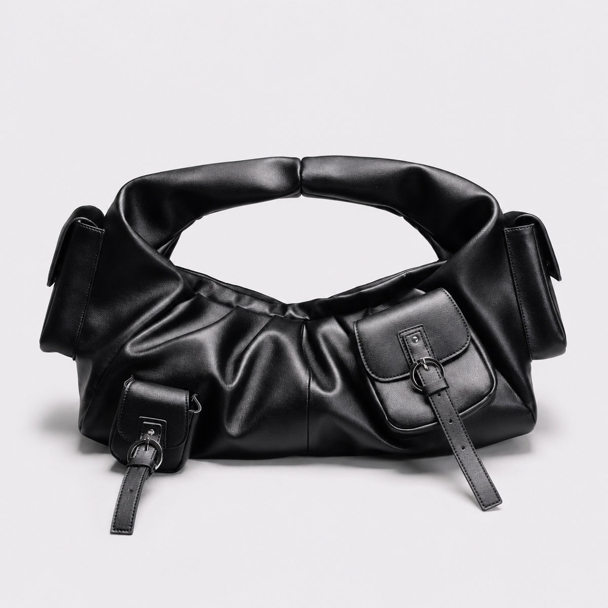 Übergroße, lässig fallende Schultertasche in schwarzer Lederoptik mit vier Klappentaschen mit Schnallen und einem breiten, gepolsterten Tragegriff – Detailansicht 16