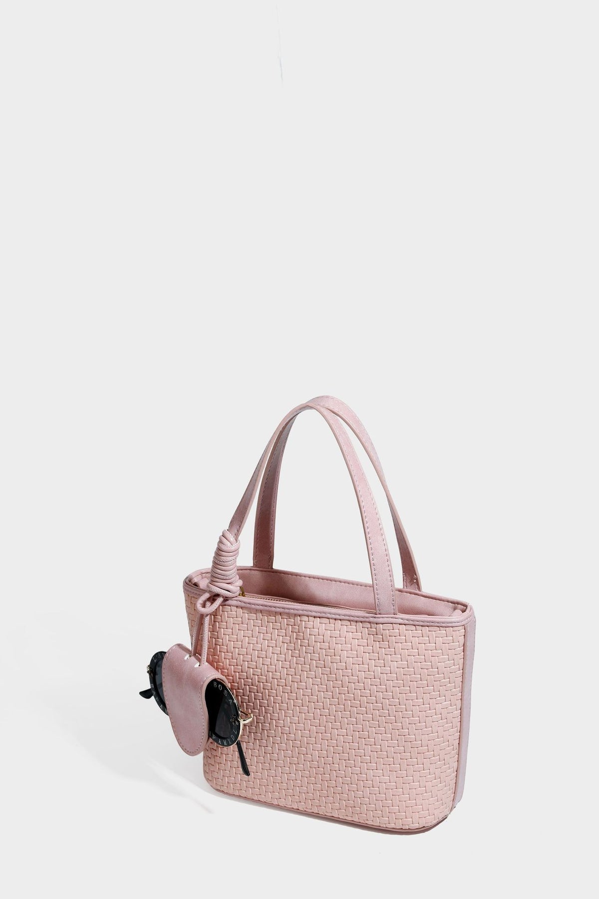 Strukturierte Tote Bag mit gewebter Oberfläche in Braun, goldfarbenen Metalldetails, seilumwickelten Tragegriffen, einer kleinen Fronttasche und weiteren Details