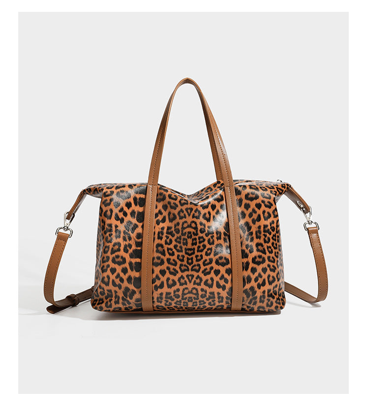 Tote-Bag in glänzender Lederoptik mit Leopardenmuster, schwarzen Besätzen, Reißverschluss oben und zwei Schultergriffen, Detailansicht 18