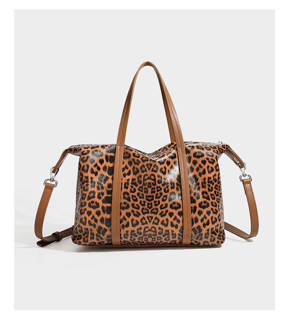 Tote-Bag in glänzender Lederoptik mit Leopardenmuster, schwarzen Besätzen, Reißverschluss oben und zwei Schultergriffen, Detailansicht 18