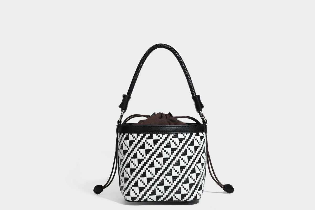 Kleine gewebte geometrische Bucket-Bag mit geflochtenem Henkel in Lederoptik und Kordelzugverschluss im zweifarbigen Muster aus Braun und Weiß