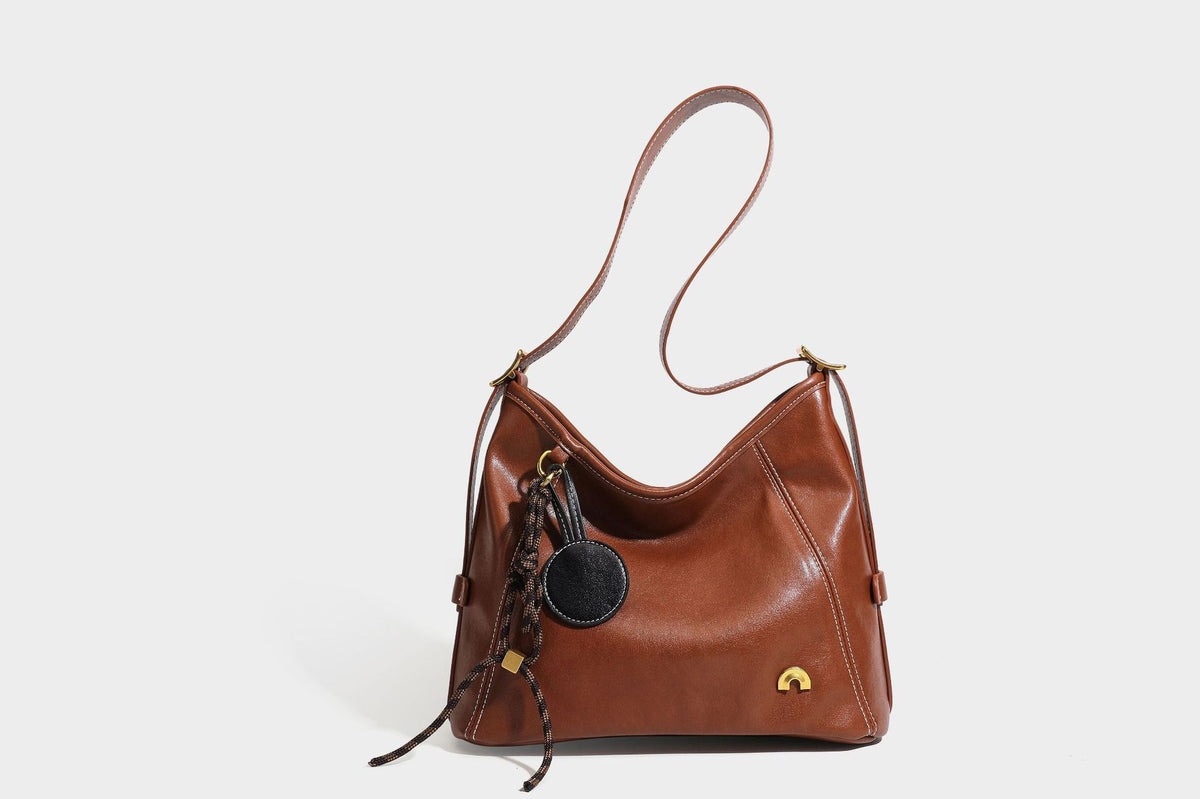 Lässige Hobo-Schultertasche mit glatter Oberfläche in Lederoptik, kontrastierenden Steppnähten, antikgoldfarbenen Metallelementen und, Detail
