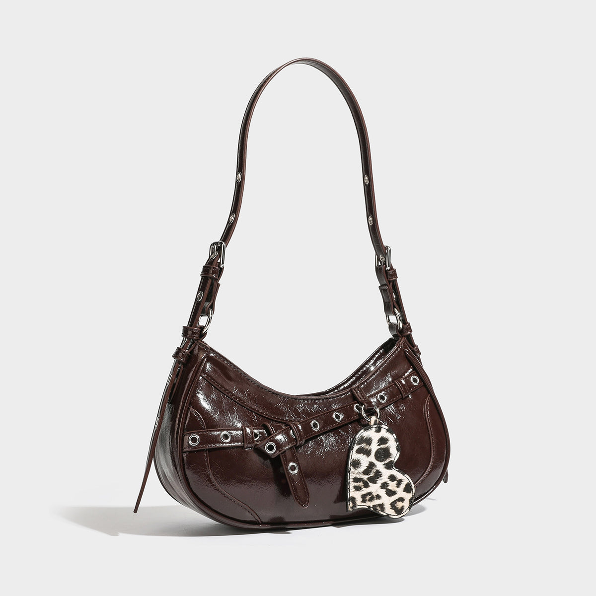 Kompakte, halbmondförmige Schultertasche in glänzender bordeauxfarbener Lederoptik mit silberfarbenem Riemen mit Ösen und Schnalle sowie Leopardenmuster