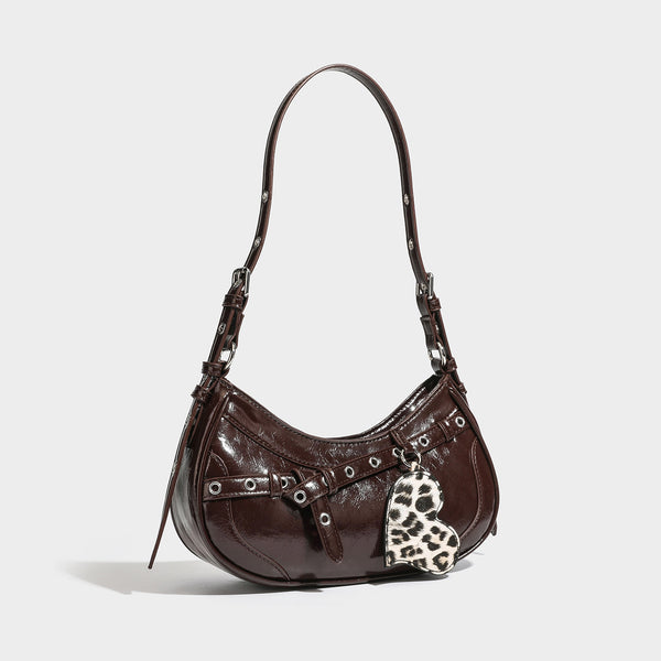 Kompakte, halbmondförmige Schultertasche in glänzender bordeauxfarbener Lederoptik mit silberfarbenem Riemen mit Ösen und Schnalle sowie Leopardenmuster
