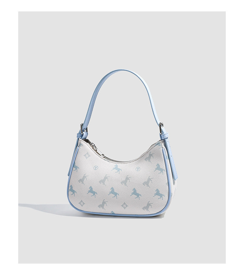 Sichelförmige Schultertasche in Creme mit Monogrammprint, kontrastierendem Besatz in Lederoptik und silberfarbenen Beschlägen, Detailansicht 10