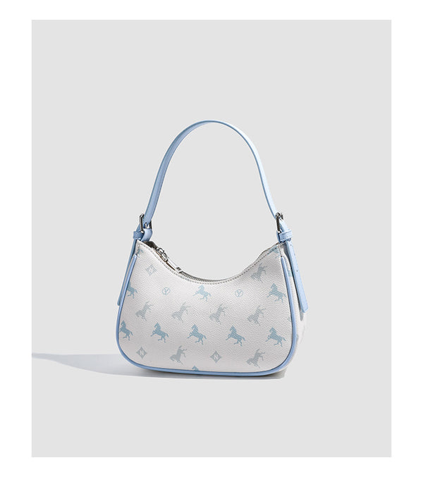 Sichelförmige Schultertasche in Creme mit Monogrammprint, kontrastierendem Besatz in Lederoptik und silberfarbenen Beschlägen, Detailansicht 10