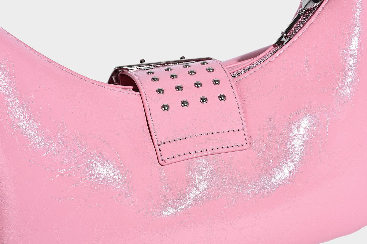 Halbmond-Schultertasche mit Nieten und Gürtelschnallen-Lasche, mehreren Vordertaschen und silberfarbenen Beschlägen, Detailansicht 37