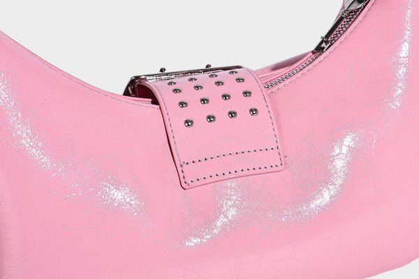 Halbmond-Schultertasche mit Nieten und Gürtelschnallen-Lasche, mehreren Vordertaschen und silberfarbenen Beschlägen, Detailansicht 37