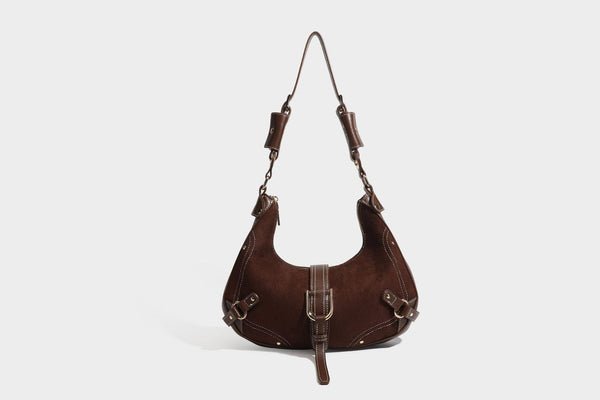 Halbmondförmige Schultertasche in camelbrauner Wildlederoptik mit weißen Kontrastnähten, goldfarbenen Beschlägen und