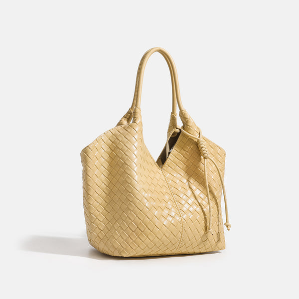 Weich strukturierte, gewebte Tote-Bag in Gelbgold und Lederoptik mit V-förmiger, offenem oberen Abschluss, seitlichen Kordelzugdetails und zwei röhrenförmigen