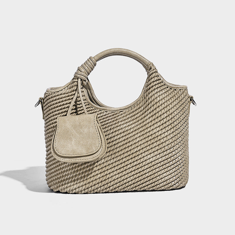 Strukturierte Beuteltasche in gewebter Optik mit geknotetem Tragegriff, vorderer Überschlagtasche und abnehmbarem Crossbody-Riemen in Silberoptik