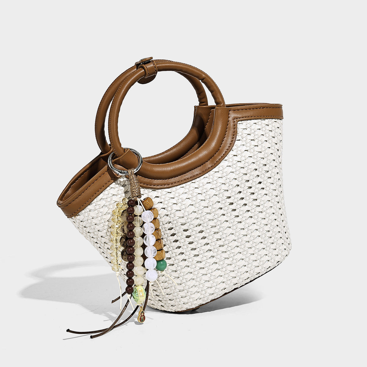 Kleine Flecht-Bucket-Bag mit rundem Henkel in Lederoptik, Quastenanhänger mit Perlen und abnehmbarem Crossbody-Riemen in Camelbraun