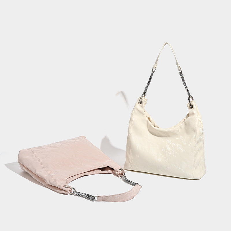 Große Schultertasche im Tote-Stil aus geprägter Lederoptik mit silberfarbenem Kettenriemen, Detailansicht 2