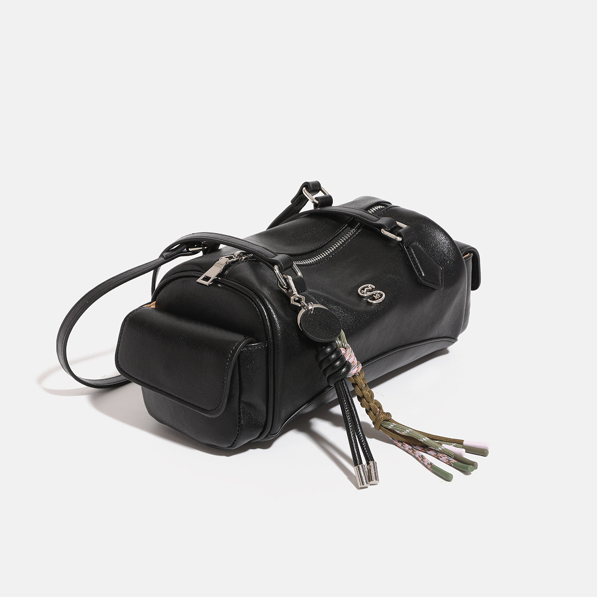 Schwarze Barrel-Schultertasche in Lederoptik mit silberfarbenen Reißverschlussbeschlägen, zwei flachen Tragegriffen, seitlicher Klappentasche und gewebtem Oliv