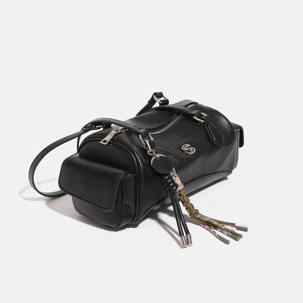 Schwarze Barrel-Schultertasche in Lederoptik mit silberfarbenen Reißverschlussbeschlägen, zwei flachen Tragegriffen, seitlicher Klappentasche und gewebtem Oliv