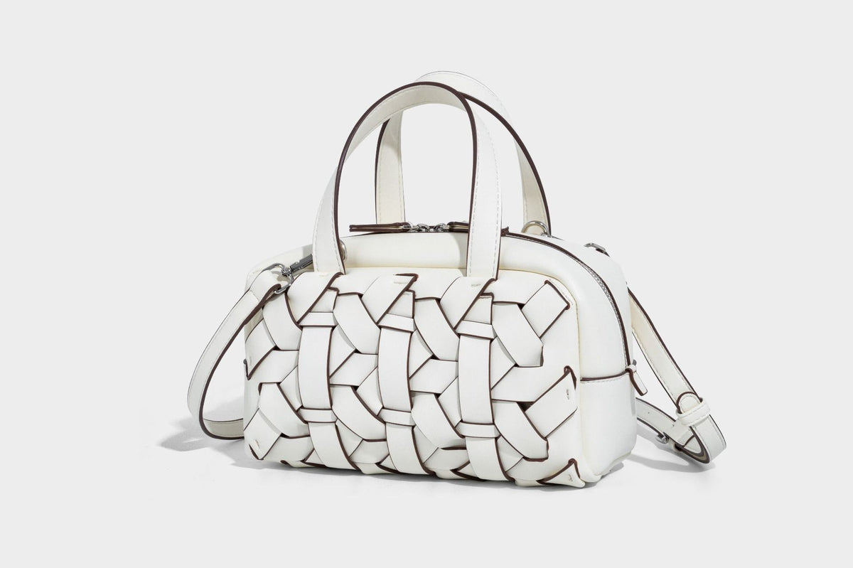 Kleine, strukturierte wandelbare Henkeltasche mit gewebten Einsätzen, kontrastierender Paspelierung, silberfarbenem Reißverschluss und abnehmbarem, Detail