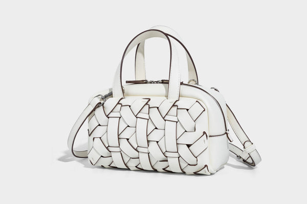 Kleine, strukturierte wandelbare Henkeltasche mit gewebten Einsätzen, kontrastierender Paspelierung, silberfarbenem Reißverschluss und abnehmbarem, Detail