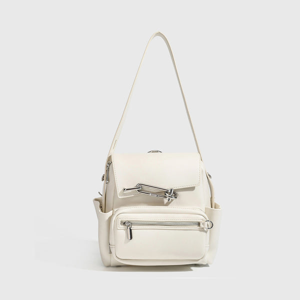 Kleiner strukturierter Rucksack aus Material in schwarzer Lederoptik mit Überschlag, Metallverschluss in Silberoptik, vorderem Reißverschlussfach und Ring