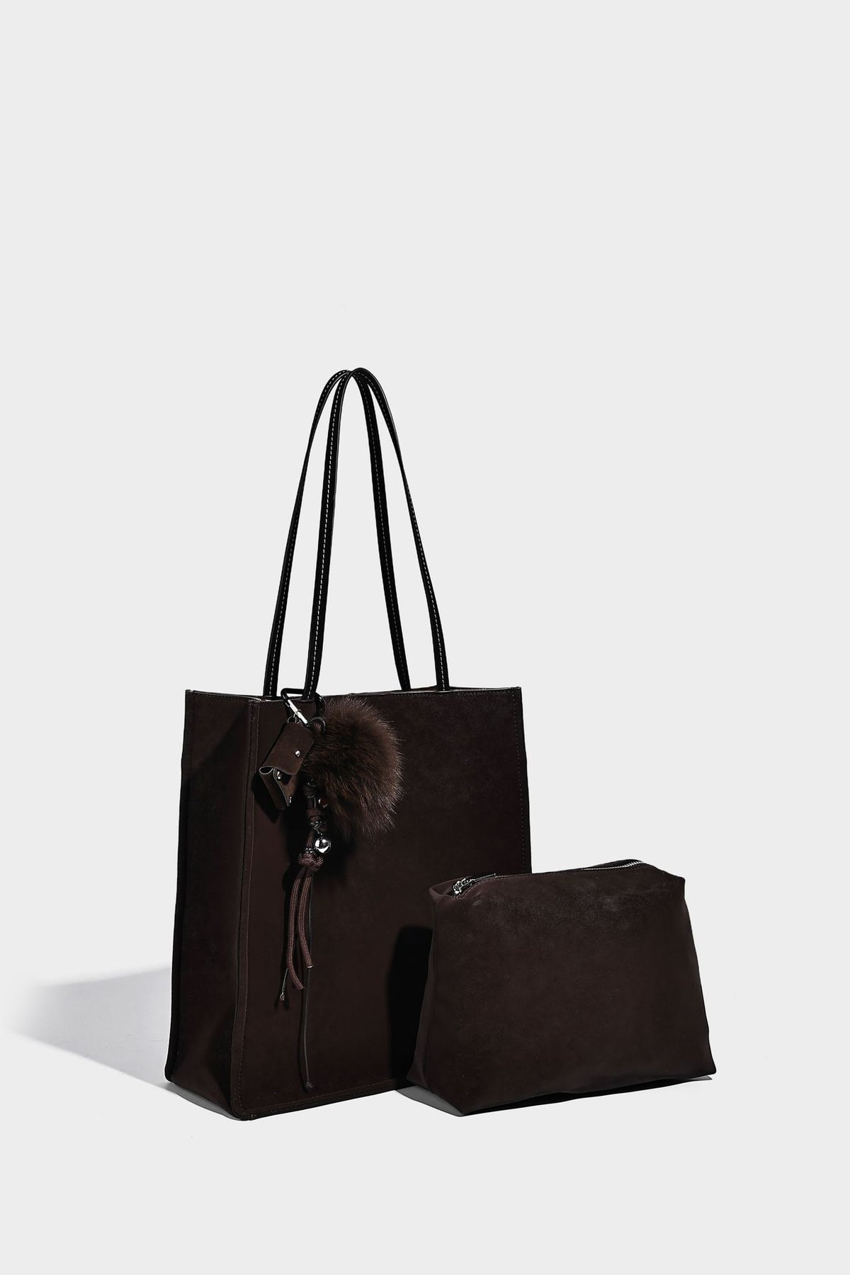 Hohe rechteckige Tote-Bag in matter Velourslederoptik mit zwei Schulterriemen und passender Reißverschlusstasche, Detailansicht 23