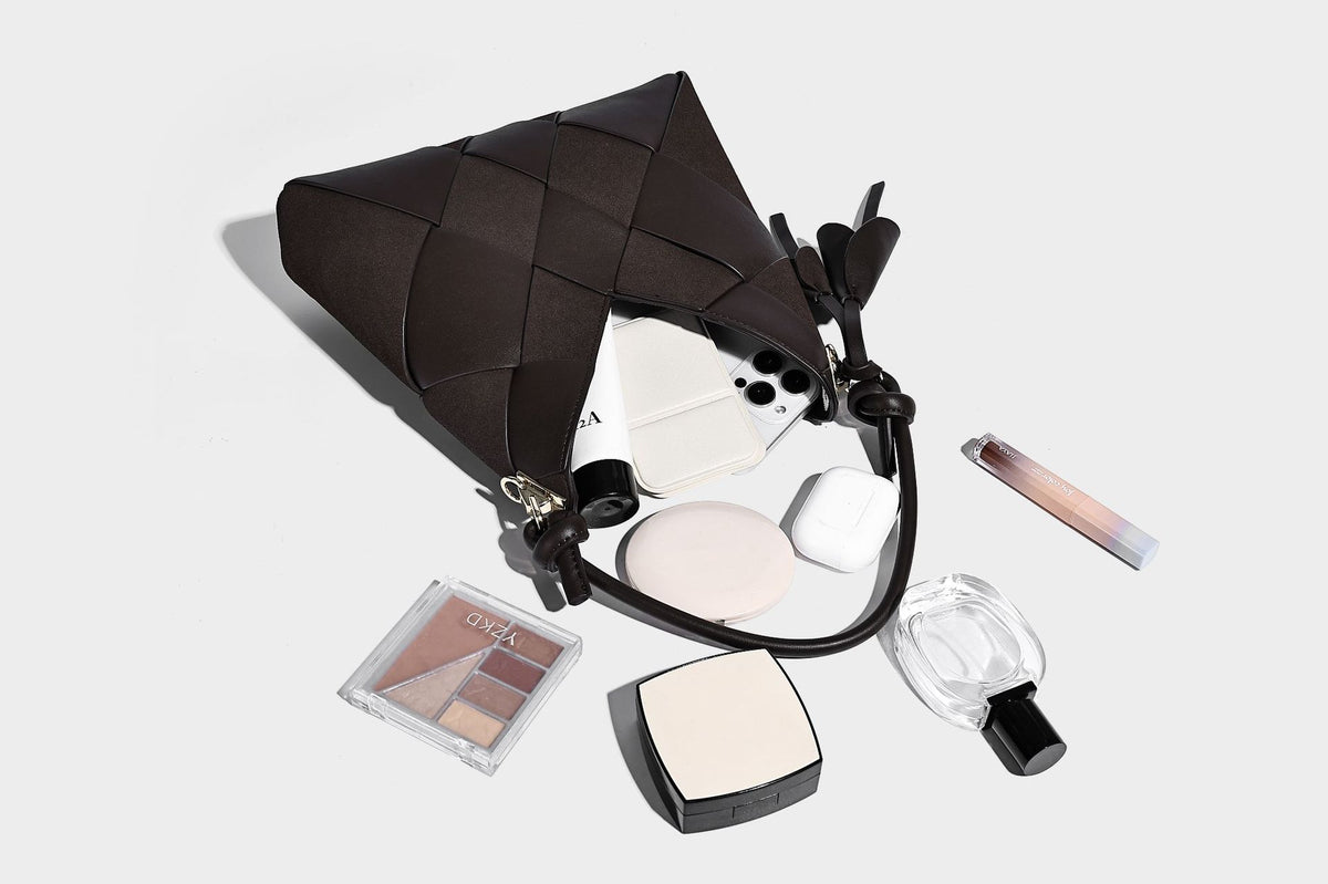 Geflochtene, wandelbare Tote-Bag in Lederoptik mit geknoteten Tragegriffen, abnehmbarem Schulterriemen und goldfarbenen Metalldetails, Detailansicht