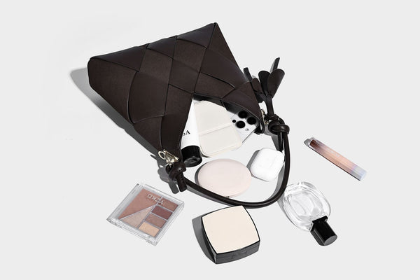 Geflochtene, wandelbare Tote-Bag in Lederoptik mit geknoteten Tragegriffen, abnehmbarem Schulterriemen und goldfarbenen Metalldetails, Detailansicht