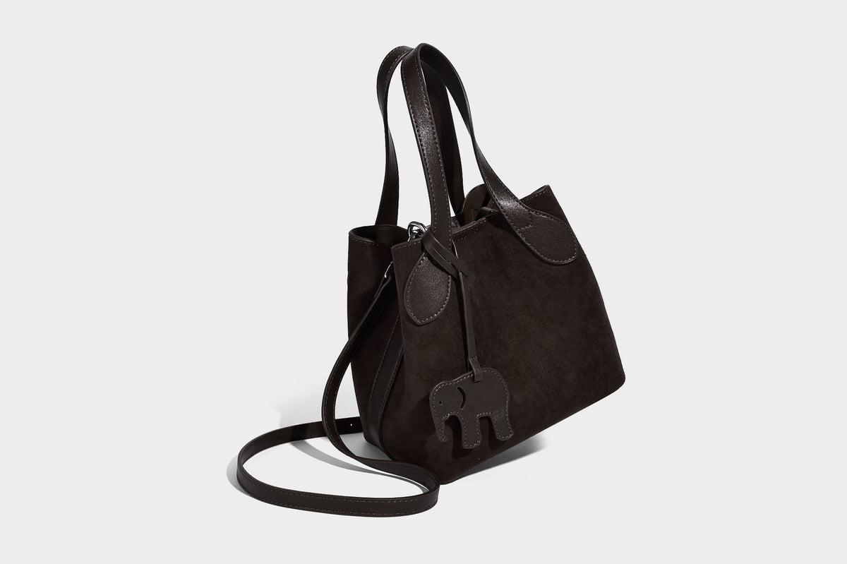 Kleine, strukturierte Tote-Handtasche in Wildlederoptik mit Elefantenanhänger, zwei oberen Tragegriffen und abnehmbarem Crossbody-Riemen, Detailansicht