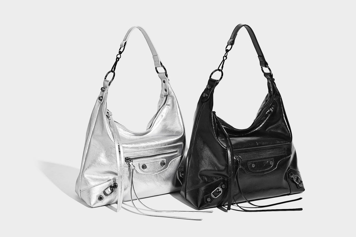 Große, glänzende Hobo-Schultertasche mit geknautschtem Effekt, dunkelfarbenen Nieten, Reißverschluss, vorderem Reißverschlussfach und verstellbarem Crossbody-Riemen