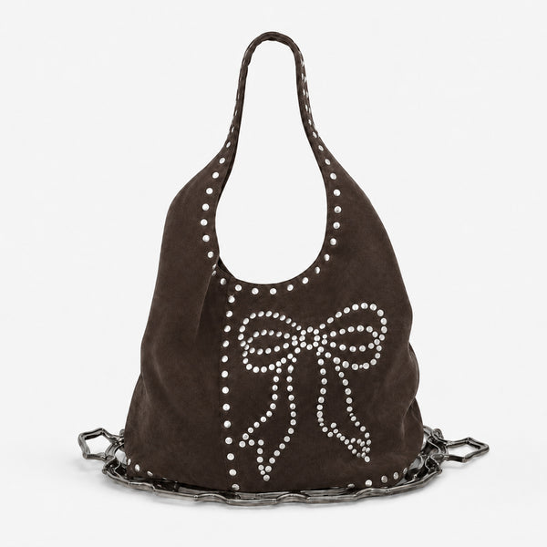 Oversize-Hobo-Schultertasche in schwarzer Velourslederoptik mit silberfarbenen Rundnieten und großem, mit Nieten besetztem Schleifenmotiv auf der Vorderseite, Detailansicht