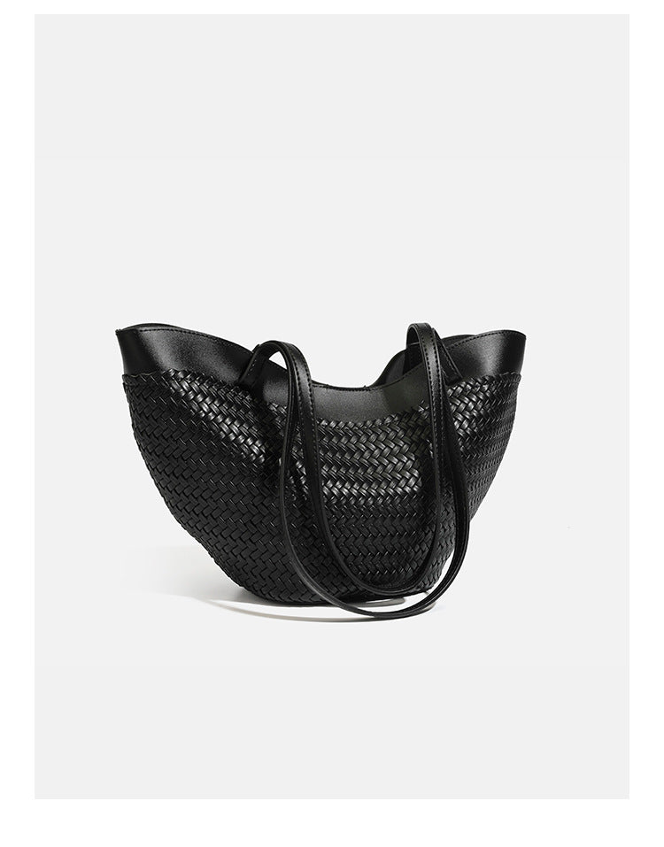 Große schwarze gewebte Tote-Bag mit glatter Kante in Lederoptik, langen doppelten Schulterriemen und geschwungener Silhouette, Detailansicht 9