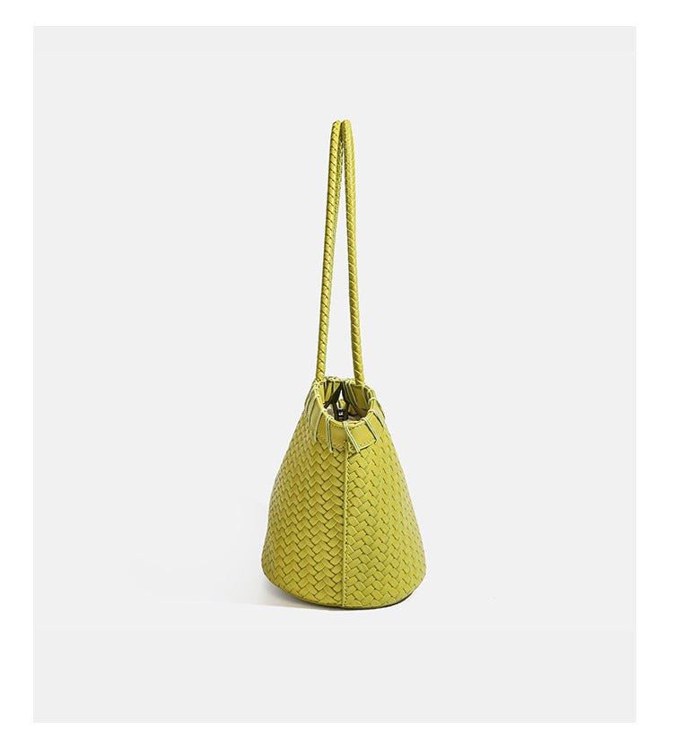 Chartreusegrüne Tote-Bag aus Korbgeflecht mit langen geflochtenen Schulterriemen, verstärktem Rand und passender Reißverschlusstasche, Detailansicht