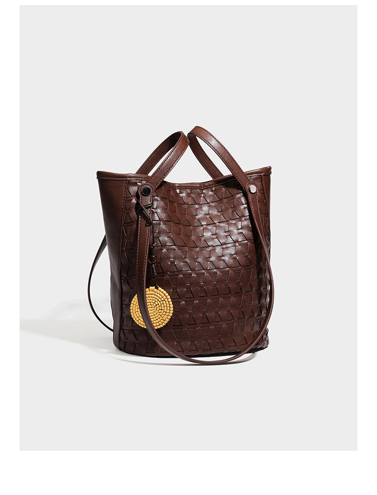 Shopper-Schultertasche im Bucket-Stil mit Webstruktur in Lederoptik, rundem Anhänger und langen doppelten Trägern, Detailansicht 11