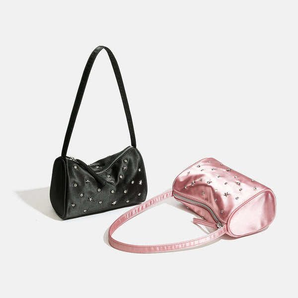 Kompakte Schultertasche in Metallic-Optik mit sternförmigen und rhinestoneartigen silberfarbenen Nieten, Reißverschluss oben und festem Schulterriemen