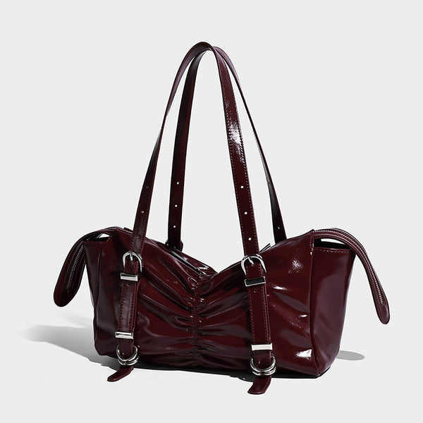 Glänzende rechteckige Schultertasche mit Raffdetail, zwei verstellbaren Riemen, Reißverschluss oben und silberfarbenen Schnallenbeschlägen