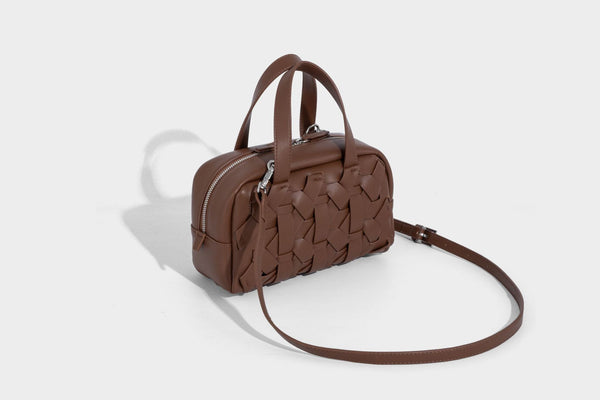 Kleine, strukturierte wandelbare Henkeltasche mit gewebten Einsätzen, kontrastierender Paspelierung, silberfarbenem Reißverschluss und abnehmbarem, Detail
