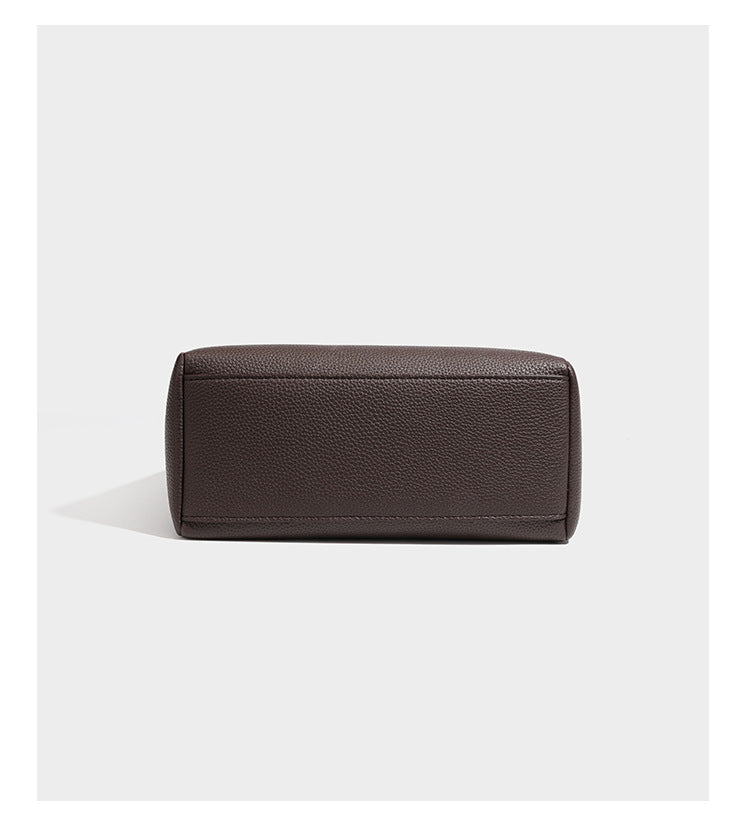 Hobo-Schultertasche in dunklem Espresso mit genarbter Oberfläche, warmen cognacfarbenen Details, verstellbarem schmalem Riemen, goldfarbenen Ringbeschlägen und geknotetem