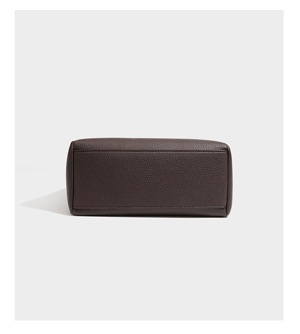 Hobo-Schultertasche in dunklem Espresso mit genarbter Oberfläche, warmen cognacfarbenen Details, verstellbarem schmalem Riemen, goldfarbenen Ringbeschlägen und geknotetem