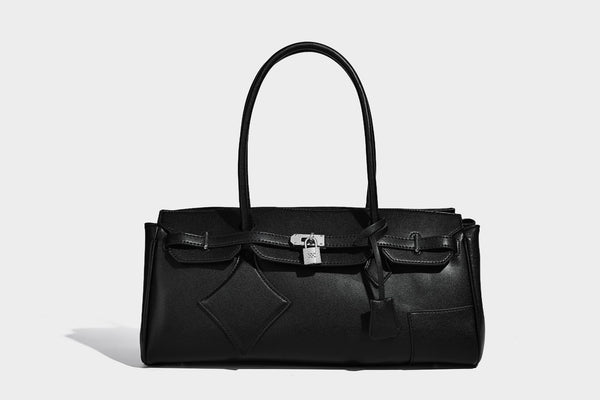 Strukturierte Tote-Bag in schwarzer Lederoptik mit Drehverschluss in Vorhängeschloss-Optik, dekorativen Riemendetails und abgerundeten Doppelhenkeln