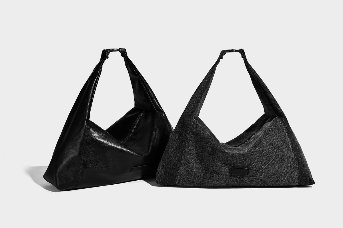 Übergroße, lässig weich fallende Hobo-Schultertasche in Denim-Optik mit breitem verstellbarem Riemen und Reißverschluss oben, Detailansicht 14