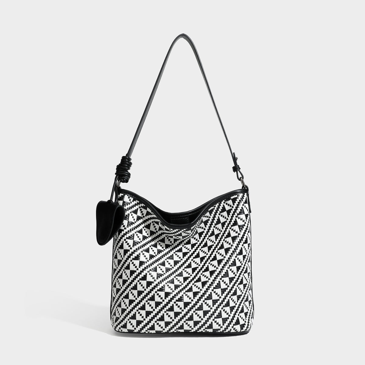 Gewebte Schultertasche mit geometrischem Ethno-Muster, dunkelbraunem Kunstlederbesatz, langem verstellbarem Trageriemen und kleinem hängendem Reißverschluss