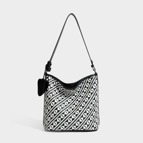 Gewebte Schultertasche mit geometrischem Ethno-Muster, dunkelbraunem Kunstlederbesatz, langem verstellbarem Trageriemen und kleinem hängendem Reißverschluss