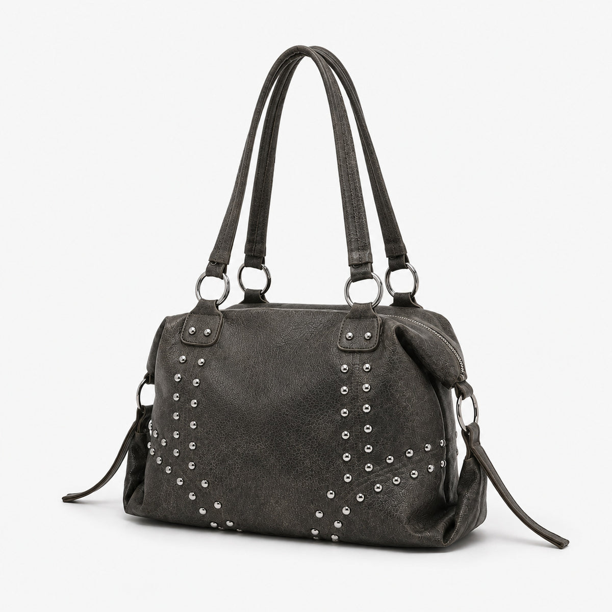 Dunkelgraue, weich fallende Schultertasche in genarbter Lederoptik mit silberfarbenem Chevron-Detail aus Kuppelnieten, zwei Riemen mit O-Ringen und Reißverschluss oben
